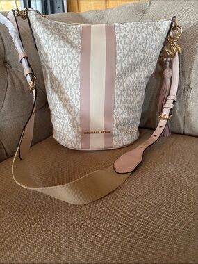 BNWT Michael Kors Cream & Pink Signature Stripe Bucket Shoulder Bag